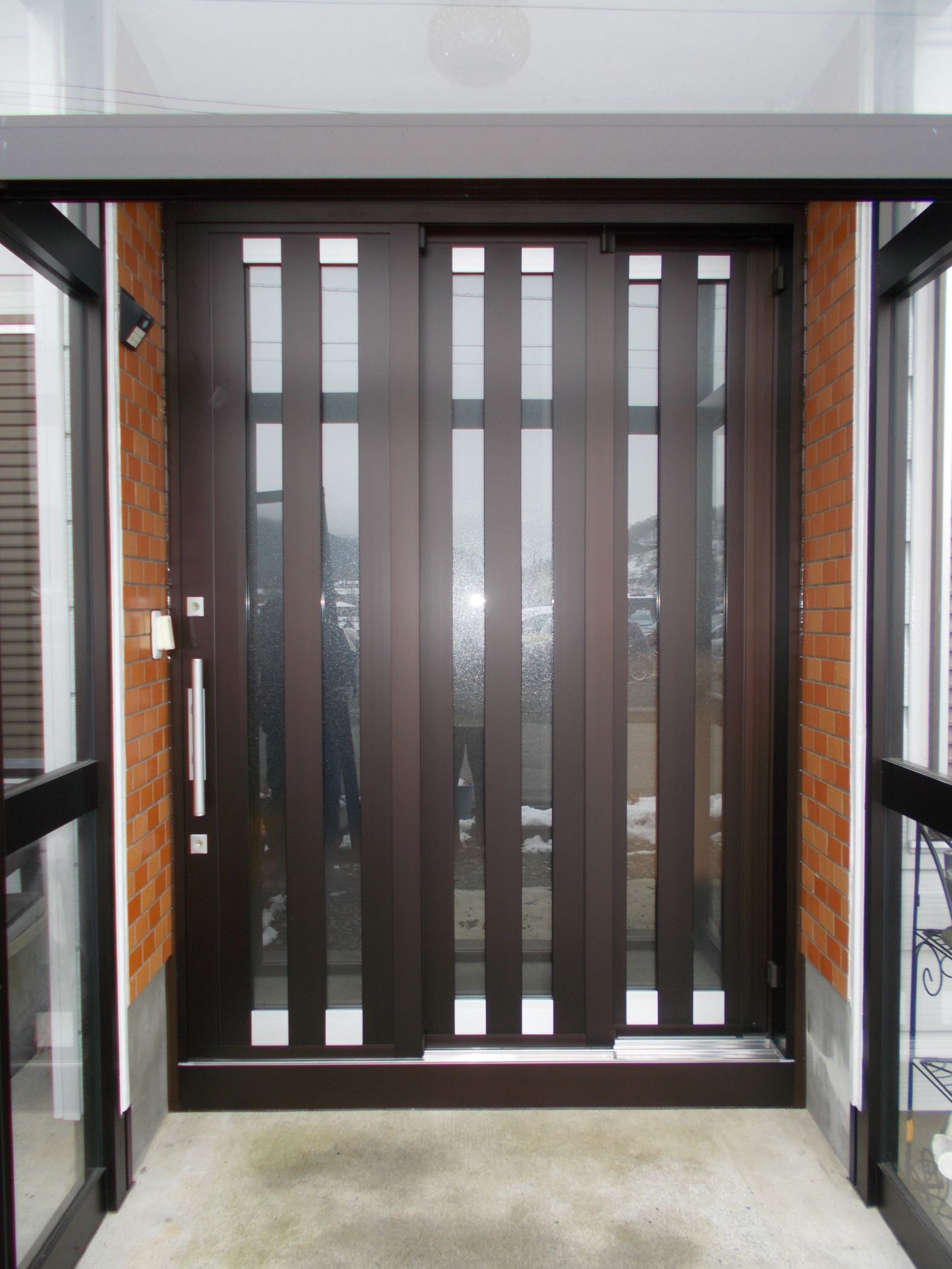 玄関リフォーム(片開きドア ⇒ 3枚引戸)施工写真